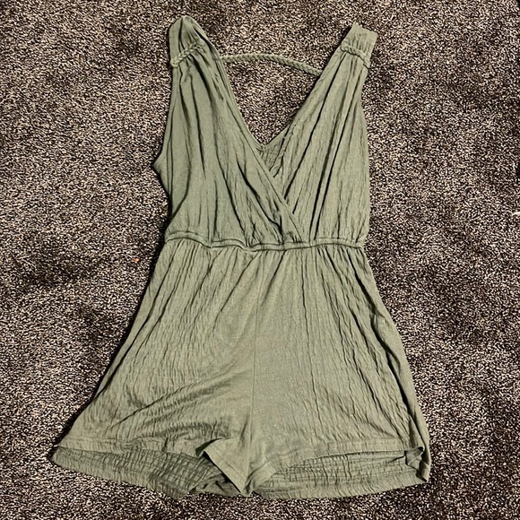 Cute forest green romper. Fits like a L/XL - Picture 1 of 2